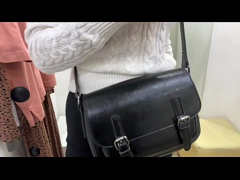 ❤️ Offentlig onani av ungtispe FeralBerry med en dildo i prøverommet Jævla video på porno no.xxxbunker.ru ﹏